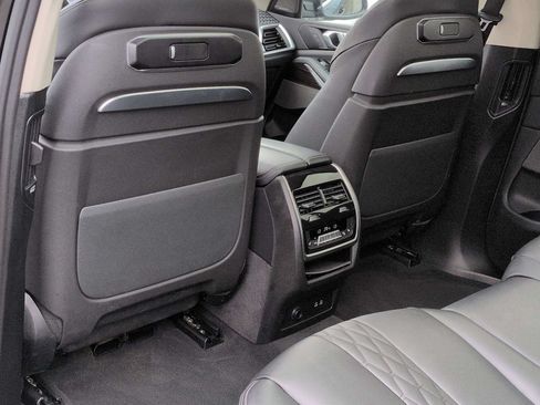 Used 2025 BMW X7 xDrive40i AWD/4WD image 19
