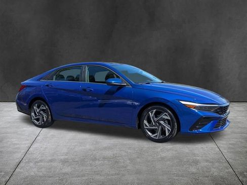 Used 2025 Hyundai Elantra SEL w/ Cargo Package FWD image 2
