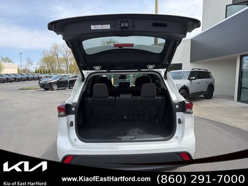 Used 2024 Toyota Highlander LE AWD/4WD image 16