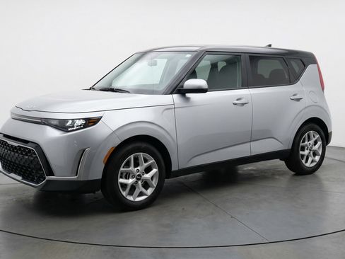 Used 2025 Kia Soul LX w/ LX Technology Package FWD image 3