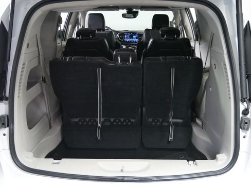Used 2022 Chrysler Pacifica Touring-L FWD image 18