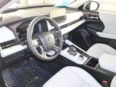 Used 2025 Mitsubishi Outlander SEL image 2