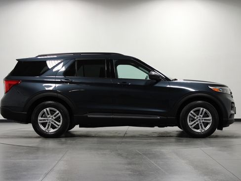 Used 2023 Ford Explorer XLT image 3