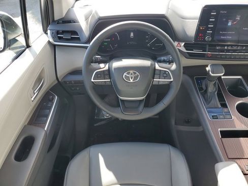 Used 2023 Toyota Sienna XLE image 7