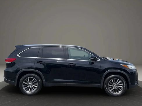 Used 2019 Toyota Highlander XLE AWD/4WD image 6