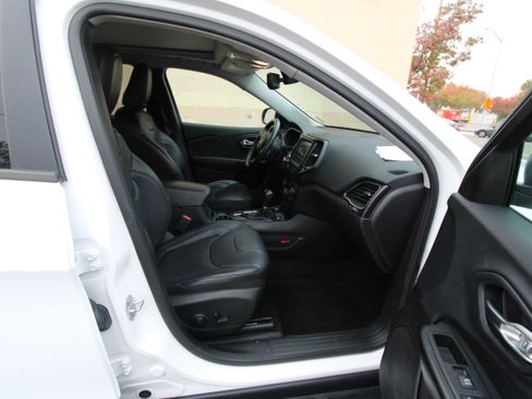 Used 2019 Jeep Cherokee Trailhawk image 26