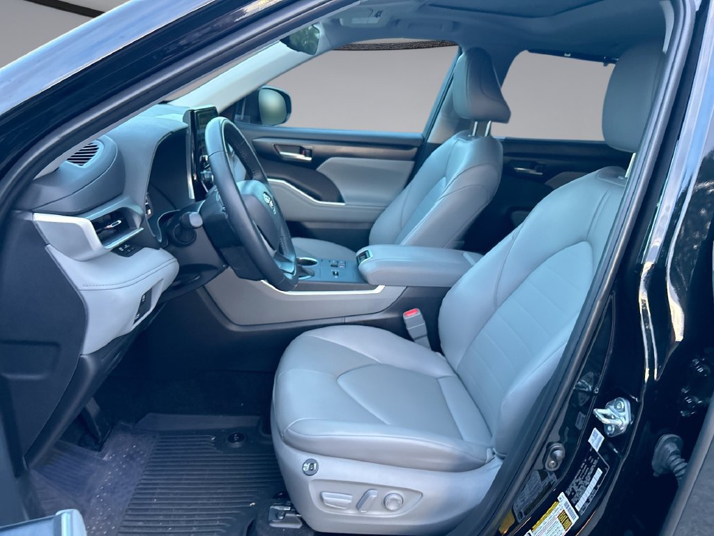 Certified 2025 Toyota Highlander XLE FWD image 11