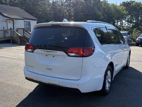 Used 2019 Chrysler Pacifica Touring-L FWD image 8