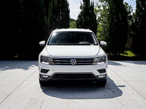 Used 2018 Volkswagen Tiguan SE w/ 18" Alloy Wheels Package FWD image 3