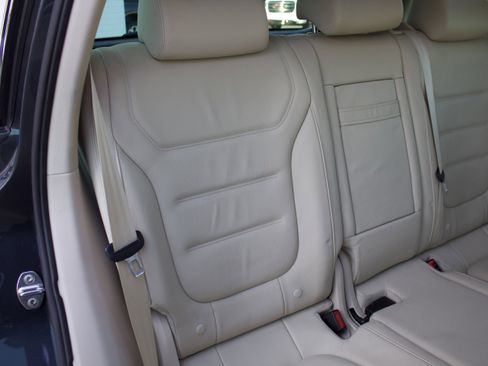 Used 2012 Volkswagen Touareg TDI image 35