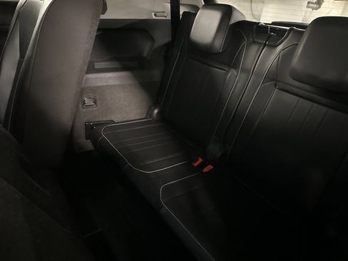 Used 2022 Volkswagen Tiguan SE image 17