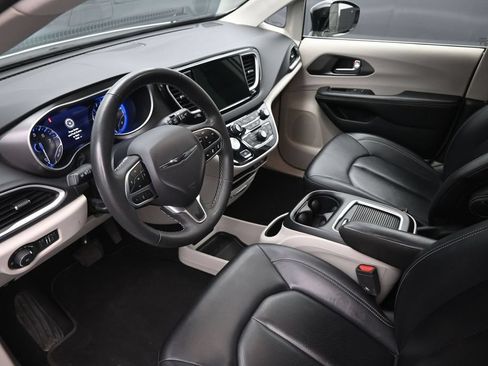 Used 2024 Chrysler Pacifica Touring-L FWD image 20