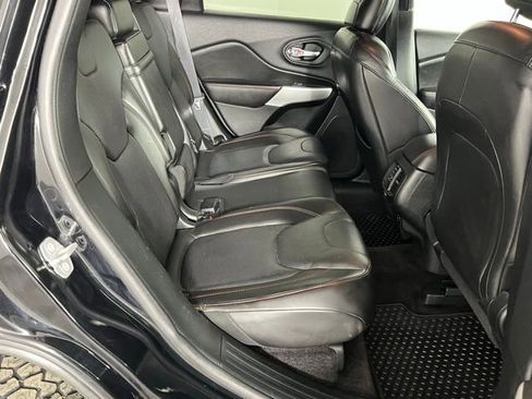 Used 2018 Jeep Cherokee Trailhawk w/ Quick Order Package 27L image 28