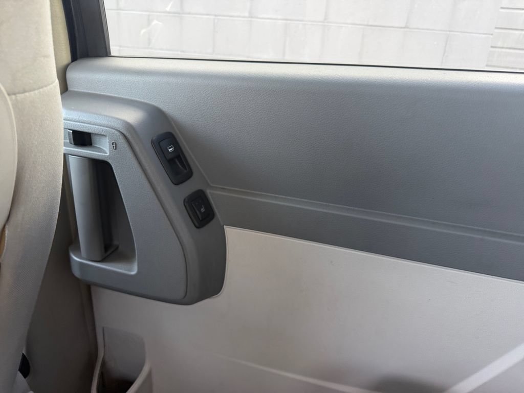 Used 2008 Chrysler Town & Country Touring FWD image 31