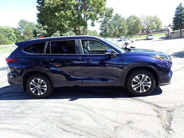 Used 2023 Toyota Highlander XLE AWD/4WD image 5