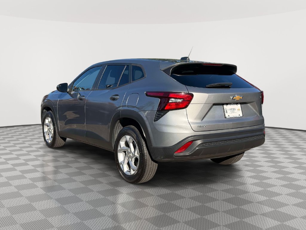 Used 2024 Chevrolet Trax LS w/ LS Convenience Package FWD image 4