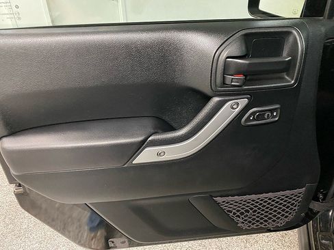 Used 2018 Jeep Wrangler Rubicon w/ Power Convenience Group image 9