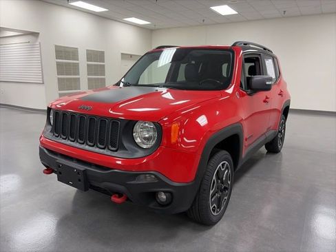 Used 2017 Jeep Renegade Trailhawk w/ Premium Trailhawk Package image 3