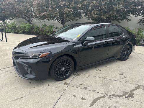 Used 2019 Toyota Camry SE FWD image 3