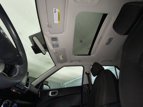 Used 2024 Hyundai Venue SEL image 21
