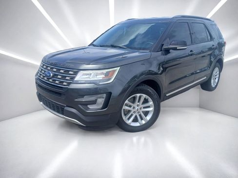 Used 2017 Ford Explorer XLT FWD image 2
