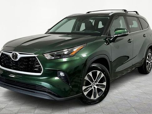 Used 2023 Toyota Highlander XLE image 2