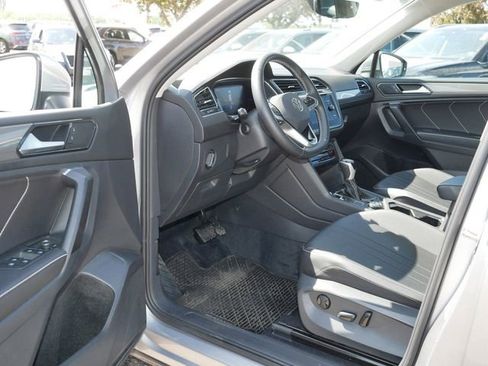 Certified 2022 Volkswagen Tiguan SE w/ Panoramic Sunroof Package AWD/4WD image 12