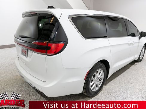 Used 2023 Chrysler Pacifica Touring-L FWD image 5
