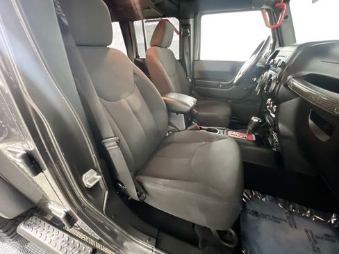 Used 2018 Jeep Wrangler Unlimited Sport w/ Connectivity Group AWD/4WD image 28