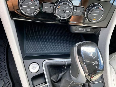 Certified 2023 Volkswagen Jetta SE w/ Panoramic Sunroof Package image 28