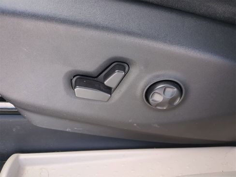 Used 2023 Chrysler Pacifica Touring-L image 17