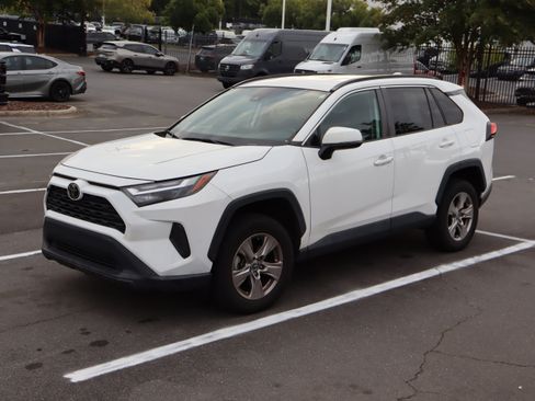 Used 2022 Toyota RAV4 XLE FWD image 5