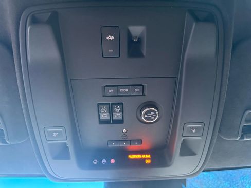 Used 2019 Cadillac Escalade ESV Platinum image 26