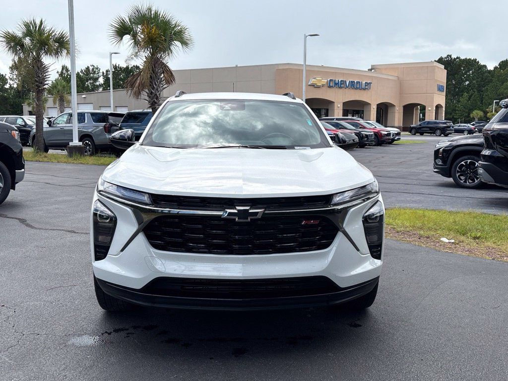 Used 2025 Chevrolet Trax RS FWD image 2