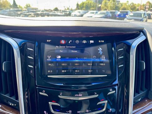 Used 2019 Cadillac Escalade Luxury AWD/4WD image 32