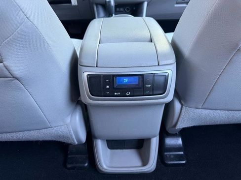 Used 2018 Toyota Highlander LE FWD image 34