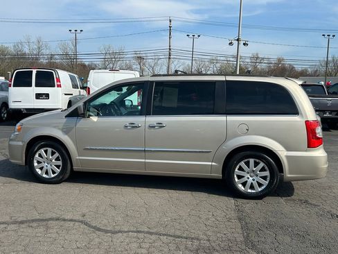 Used 2015 Chrysler Town & Country Touring w/ Driver Convenience Group FWD image 9