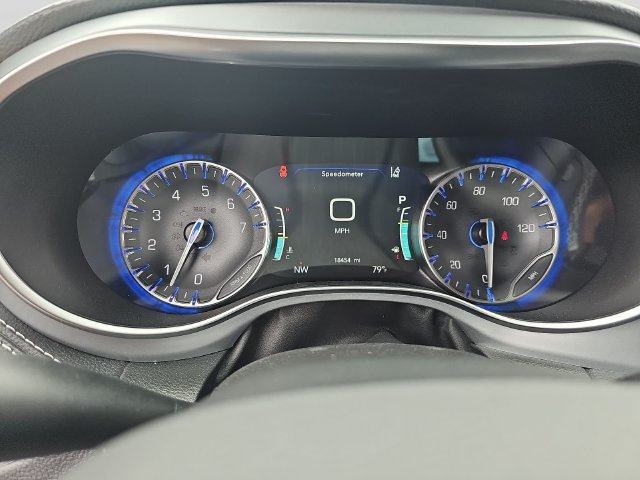 Used 2026 Chrysler Pacifica Limited FWD image 16