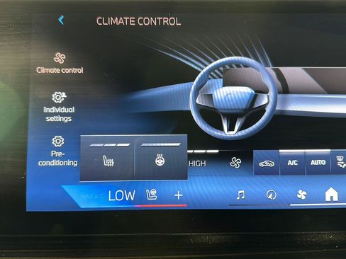 Used 2024 BMW X7 xDrive40i w/ M Sport Package AWD/4WD image 13