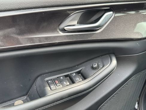 Used 2023 Jeep Grand Cherokee L Laredo RWD image 10