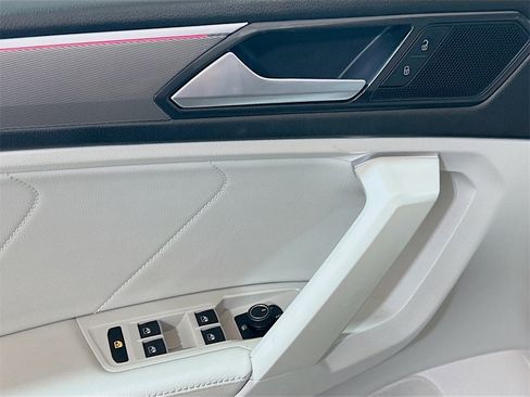 Used 2023 Volkswagen Tiguan SE R-Line image 15