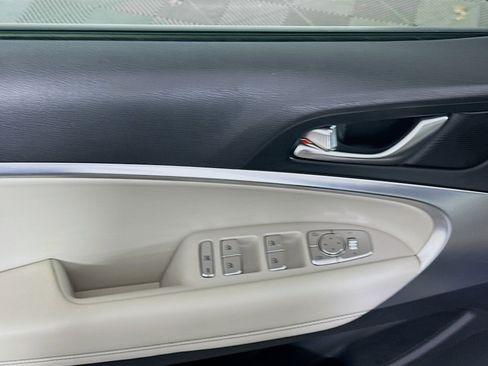 Used 2025 Genesis G70 2.5T image 15