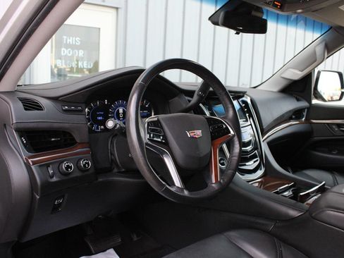 Used 2020 Cadillac Escalade ESV Premium Luxury AWD/4WD image 2