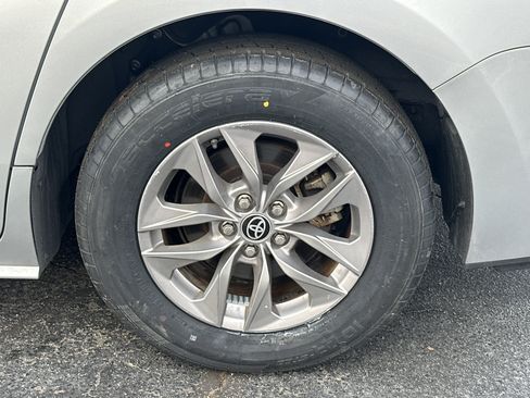 Used 2022 Toyota Sienna XLE image 19