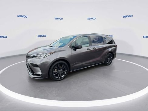 Used 2022 Toyota Sienna XSE FWD image 4