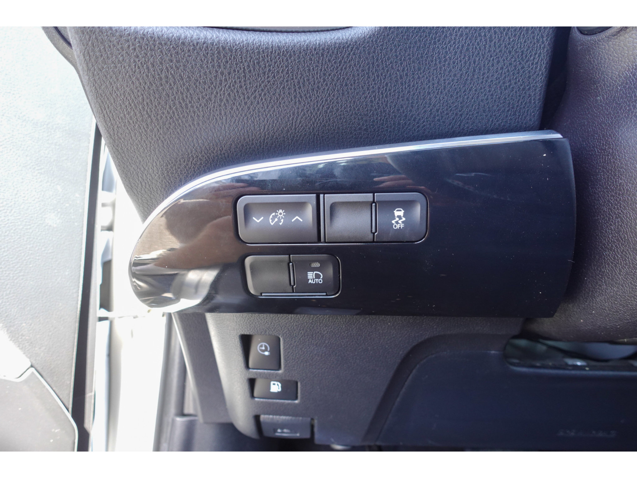 Used 2022 Toyota Prius Prime XLE FWD image 12