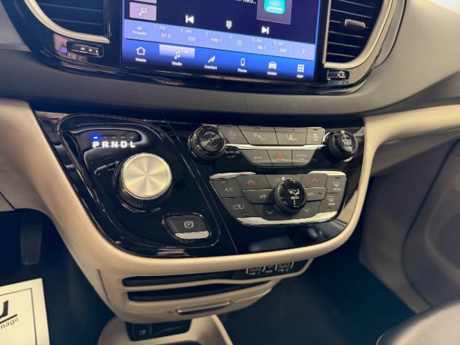 Used 2024 Chrysler Pacifica Touring-L FWD image 18