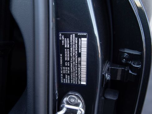Certified 2024 Porsche Macan AWD/4WD image 22