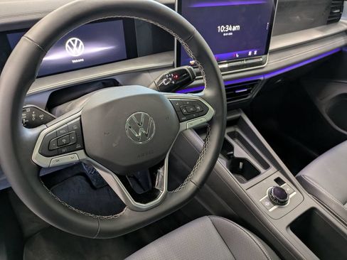 Certified 2025 Volkswagen Tiguan SE w/ Panoramic Sunroof Package AWD/4WD image 16