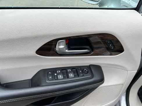 Used 2021 Chrysler Pacifica Limited FWD image 8